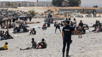 Identificados varios miembros de una ONG por repartir artefactos que pueden provocar quemaduras graves a migrantes en Ceuta