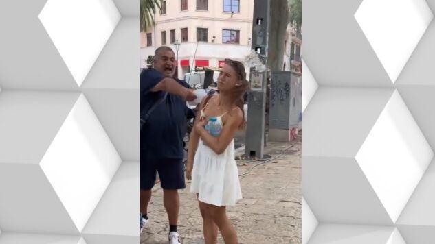 Un calesero tira agua a una turista alemana en Palma