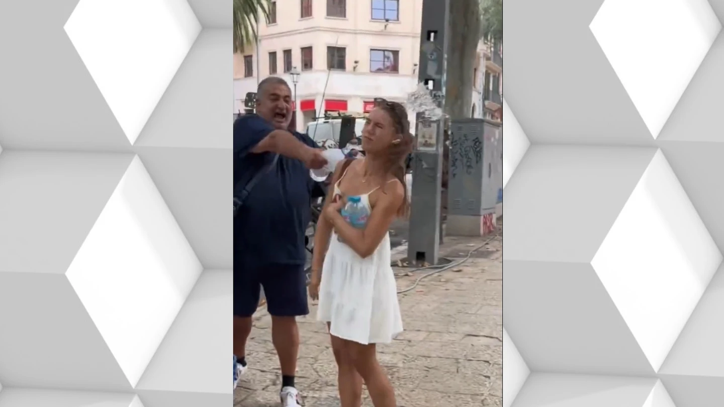 Un calesero tira agua a una turista alemana en Palma Un calesero tira agua a una turista alemana en Palma