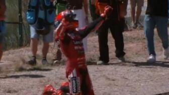 Qu&eacute; imagen: Arag&oacute;n se rinde a M&aacute;rquez tras una espectular exhibici&oacute;n