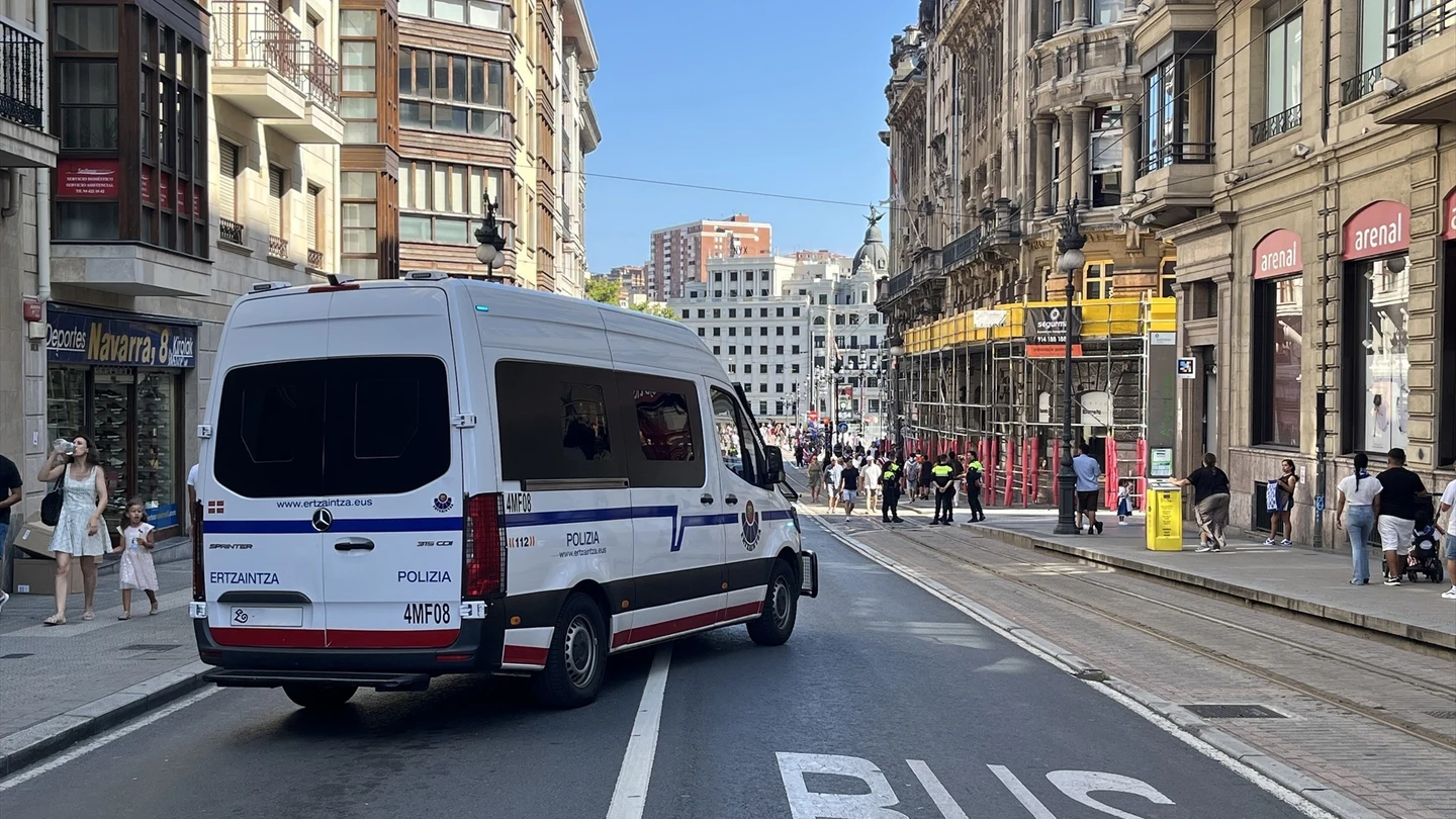 Un furgón de la Ertzaintza en Abando, Bilbao, durante la Aste Nagusia. Un furgón de la Ertzaintza en Abando, Bilbao, durante la Aste Nagusia.