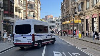 Un furg&oacute;n de la Ertzaintza en Abando, Bilbao, durante la Aste Nagusia. 