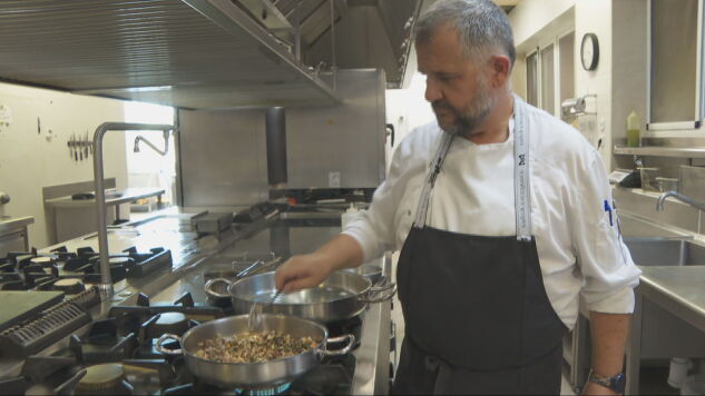 Un chef cocina una receta de ropa vieja