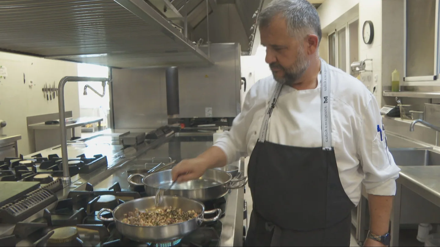 Un chef cocina una receta de ropa vieja Un chef cocina una receta de ropa vieja