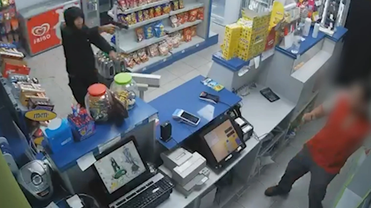 Detenidos tres jóvenes, dos de ellos menores, que atracaron tres veces la misma gasolinera en Murcia Detenidos tres jóvenes, dos de ellos menores, que atracaron tres veces la misma gasolinera en Murcia