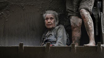 Guna Maya Bohra, la mujer de 97 a&ntilde;os que sobrevivi&oacute; durante horas atrapada en el barro tras las devastadoras inundaciones de Nepal