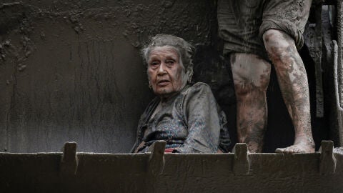 Guna Maya Bohra, la mujer de 97 a&ntilde;os que sobrevivi&oacute; durante horas atrapada en el barro tras las devastadoras inundaciones de Nepal