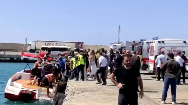 Barcos de rescate trasladan a los pasajeros de una embarcaci&oacute;n volcada al norte de Chipre