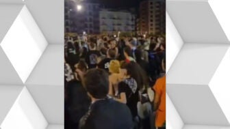 Momento del lanzamiento de botellas en Bilbao. 