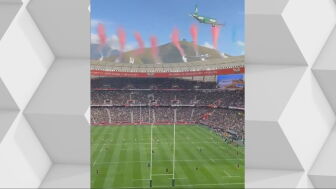 Una tradici&oacute;n que deja sin aliento: dos aviones se cruzan a pocos metros de un estadio abarrotado con 55.000 personas