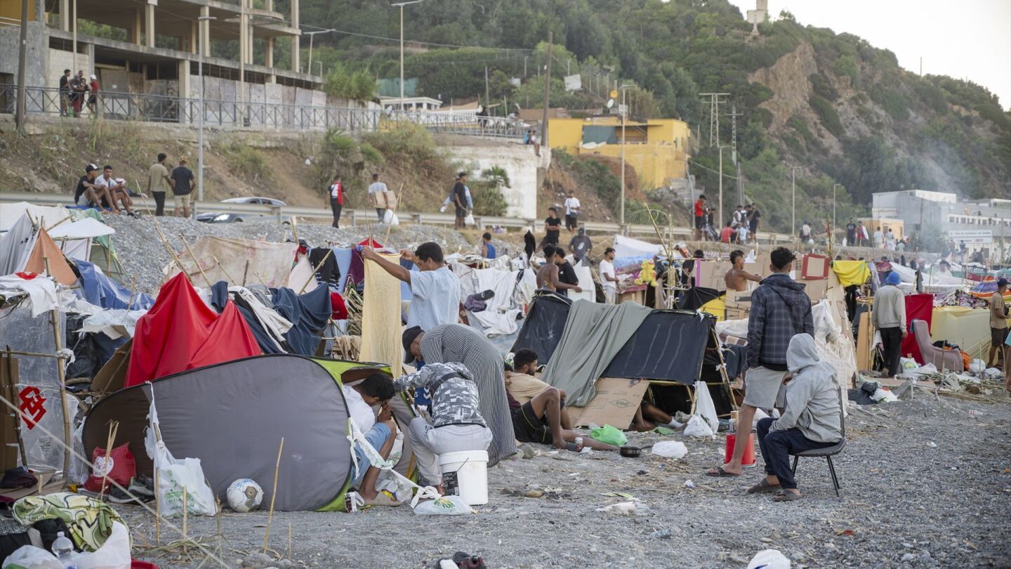 Decenas de personas viven y pernoctan en la playa del Trampol&iacute;n, a 28 de agosto de 2026, en Ceuta.