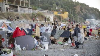 Decenas de personas viven y pernoctan en la playa del Trampol&iacute;n, a 28 de agosto de 2026, en Ceuta.