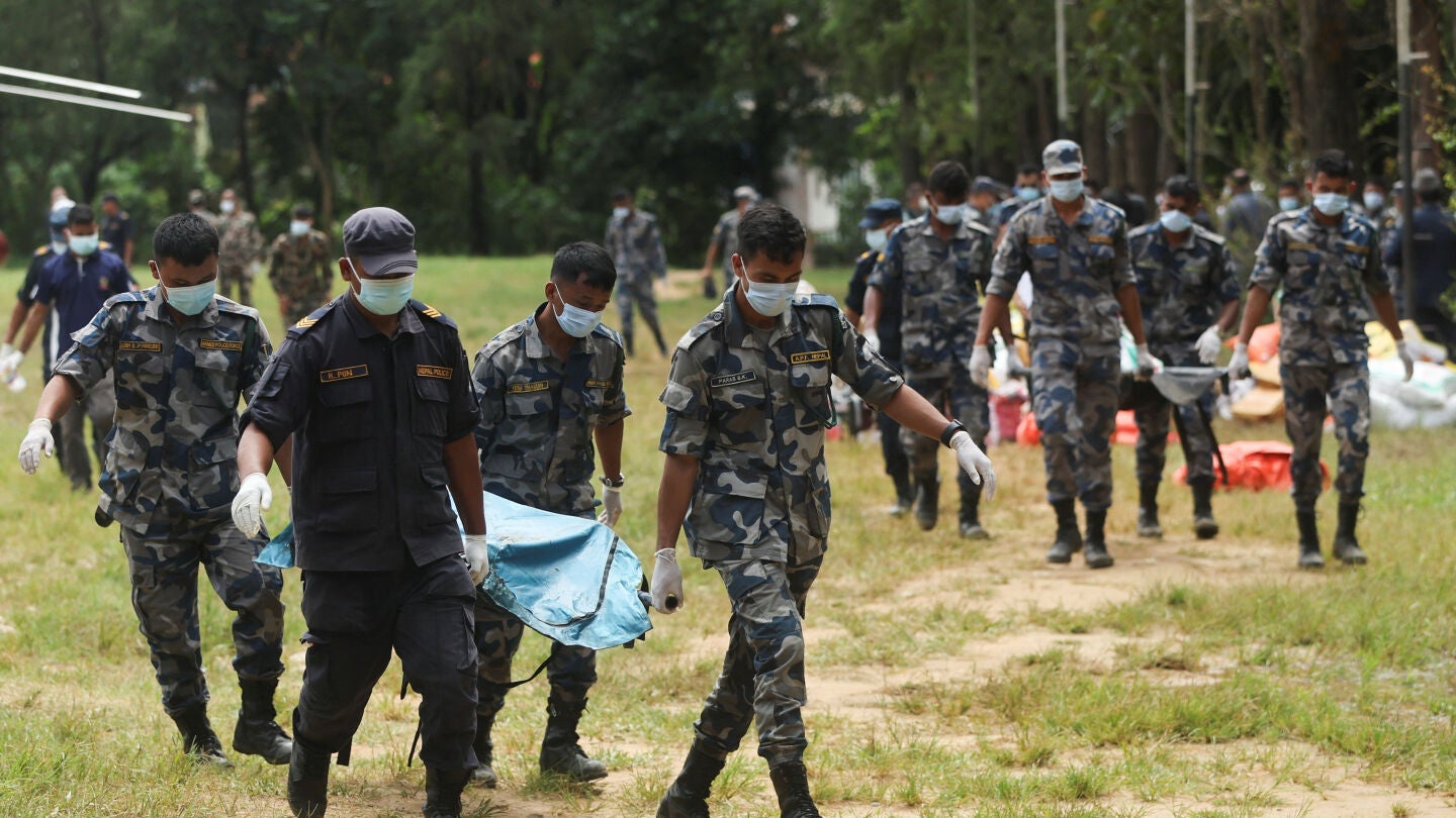 Militares recuperan cad&aacute;veres de v&iacute;ctimas de la riada en Trishuli,Nepal. 