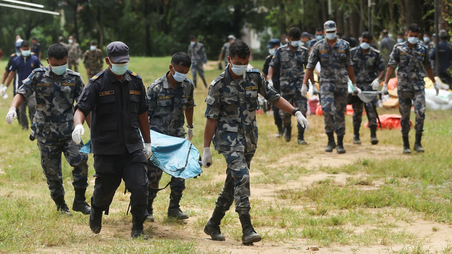 Militares recuperan cadáveres de víctimas de la riada en Trishuli,Nepal. Militares recuperan cadáveres de víctimas de la riada en Trishuli,Nepal.