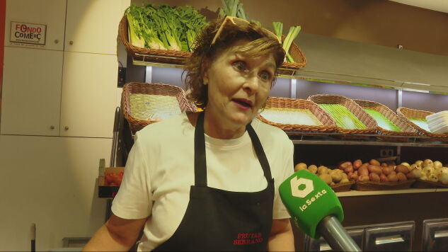 Una frutera en un mercado de Catalu&ntilde;a