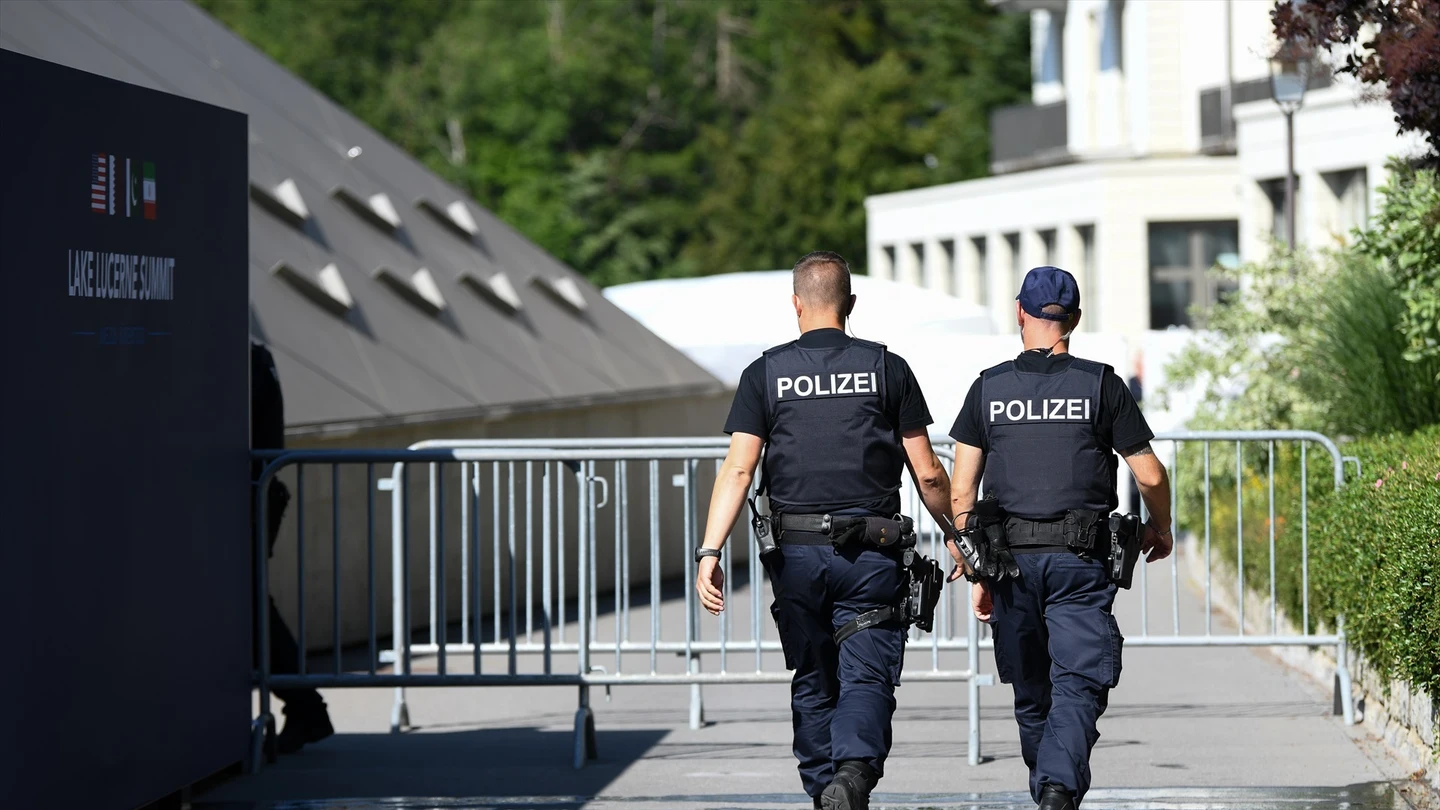 Dos agentes de la Policía de Suiza Dos agentes de la Policía de Suiza