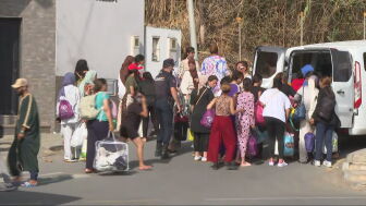 Mujeres migrantes en Ceuta son trasladadas a centros especializados.