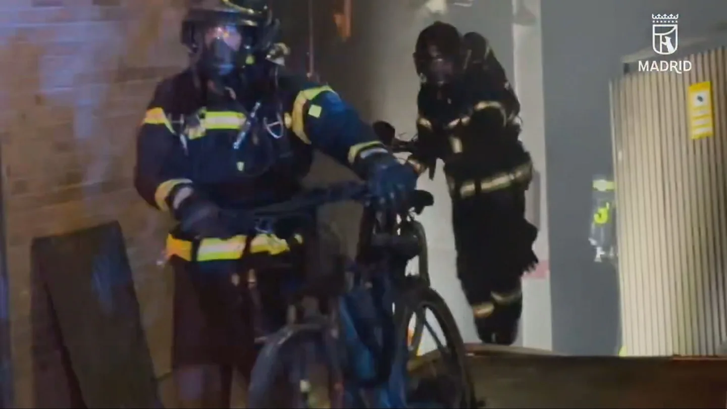 Muere un joven de 25 años en el incendio de un garaje de bicicletas eléctricas en el distrito de Arganzuela (Madrid) Muere un joven de 25 años en el incendio de un garaje de bicicletas eléctricas en el distrito de Arganzuela (Madrid)