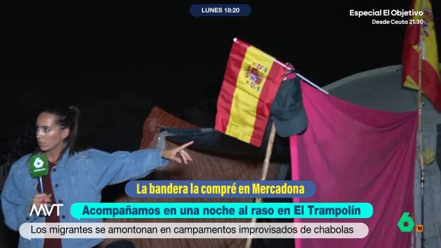 Banderas de Espa&ntilde;a en las chozas de la playa de El Trampol&iacute;n (Ceuta)