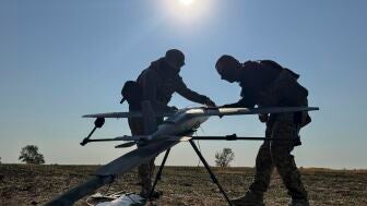 Militares ucranianos se preparan para lanzar drones contra posiciones rusas en la regi&oacute;n de Zaporiyia (Ucrania).
