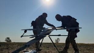 Militares ucranianos se preparan para lanzar drones contra posiciones rusas en la regi&oacute;n de Zaporiyia (Ucrania).