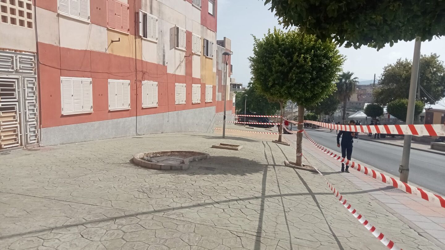 Los vecinos acordonan un bloque de viviendas en Loma Colmenar, Ceuta