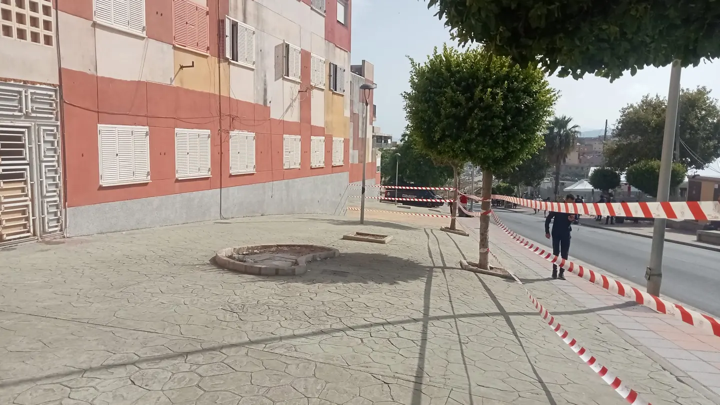 Los vecinos acordonan un bloque de viviendas en Loma Colmenar, Ceuta Los vecinos acordonan un bloque de viviendas en Loma Colmenar, Ceuta