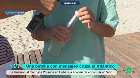 El objeto fue hallado por Lena y Xulia. En su interior pudieron leer varios mensajes escritos por la ni&ntilde;a que lanz&oacute; la botella al mar en 1998. 