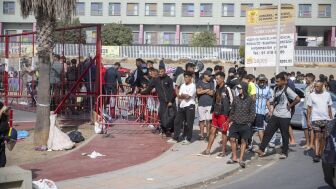 Decenas de migrantes esperan en Loma Colmenar (Ceuta)