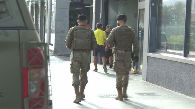 Militares escoltando un supermercado en Ceuta