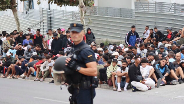 Contin&uacute;an las aglomeraciones de migrantes en las inmediaciones del embolsamiento de Loma Colmenar para acceder a la zona, en Ceuta, este martes.
