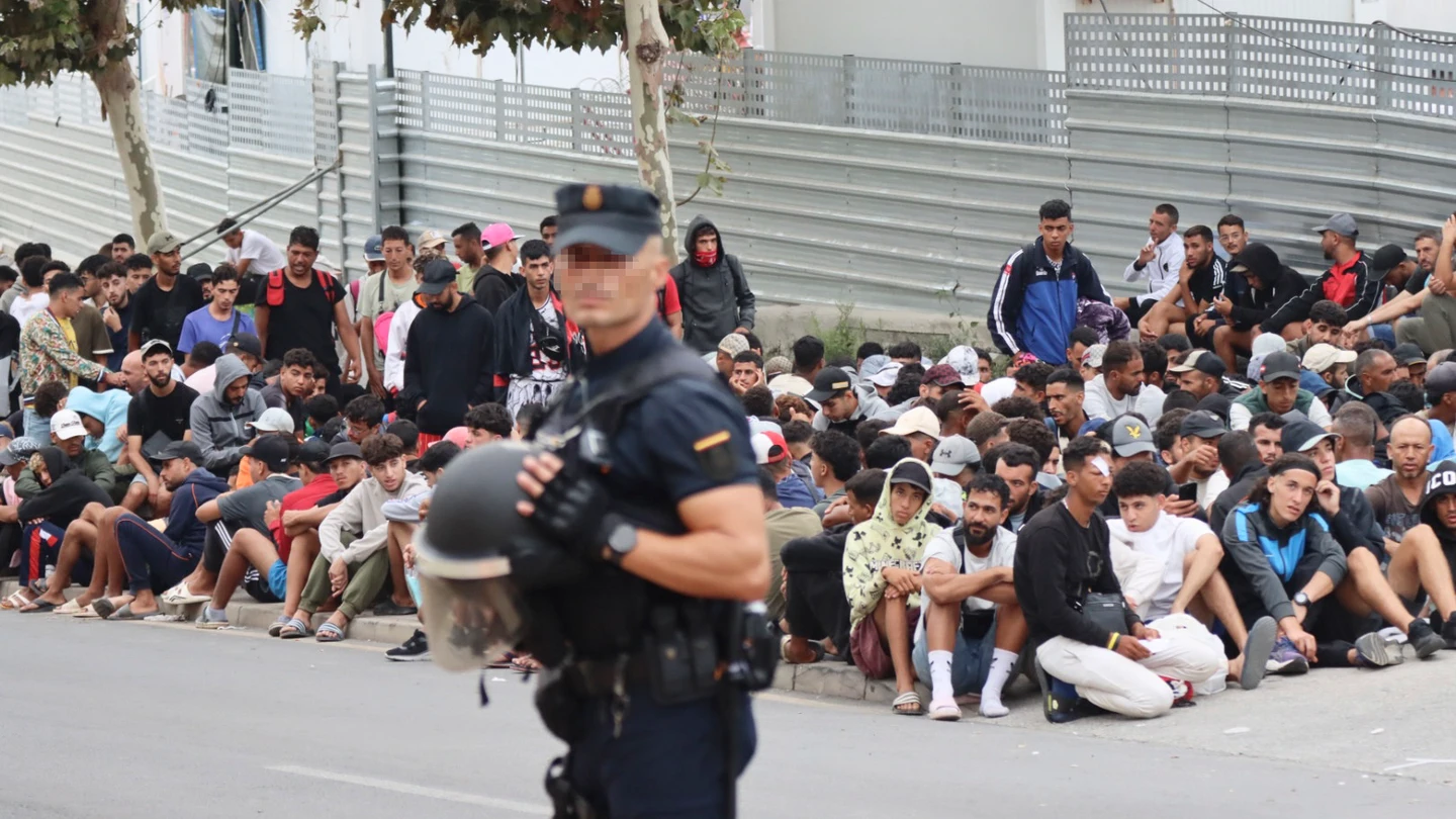 Continúan las aglomeraciones de migrantes en las inmediaciones del embolsamiento de Loma Colmenar para acceder a la zona, en Ceuta, este martes. Continúan las aglomeraciones de migrantes en las inmediaciones del embolsamiento de Loma Colmenar para acceder a la zona, en Ceuta, este martes.
