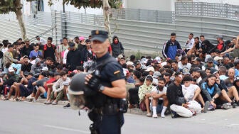 Contin&uacute;an las aglomeraciones de migrantes en las inmediaciones del embolsamiento de Loma Colmenar para acceder a la zona, en Ceuta, este martes.