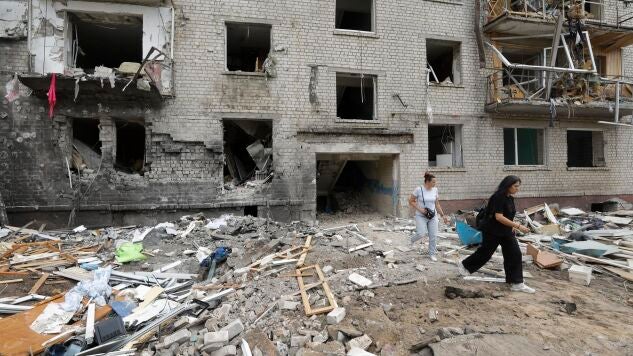 El lugar de un ataque con misiles rusos contra una zona residencial en la ciudad de Boryspil, cerca de Kyiv.