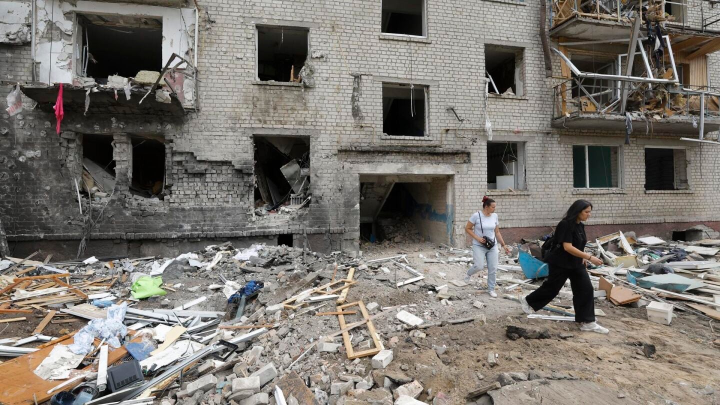 El lugar de un ataque con misiles rusos contra una zona residencial en la ciudad de Boryspil, cerca de Kyiv.