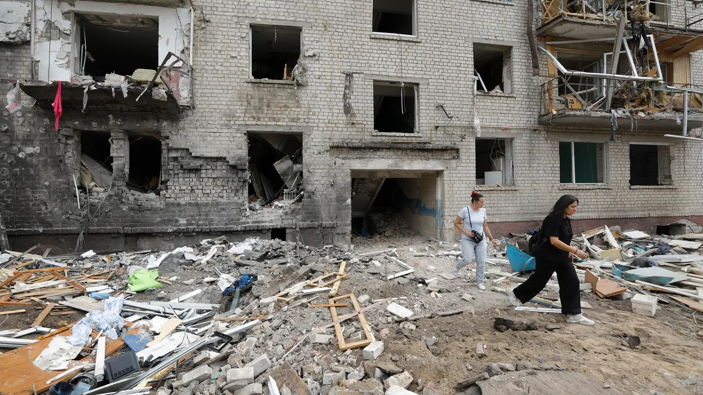 El lugar de un ataque con misiles rusos contra una zona residencial en la ciudad de Boryspil, cerca de Kyiv. El lugar de un ataque con misiles rusos contra una zona residencial en la ciudad de Boryspil, cerca de Kyiv.
