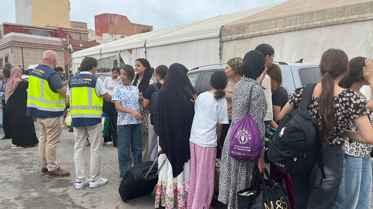 La Policía Nacional inicia el traslado de menores a una nueva nave del polígono del Tarajal en Ceuta, este martes. La Policía Nacional inicia el traslado de menores a una nueva nave del polígono del Tarajal en Ceuta, este martes.