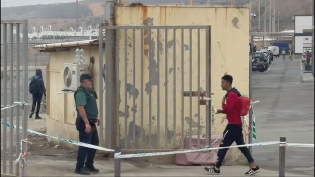 Un hombre se dirige a la frontera entre Ceuta y Marruecos