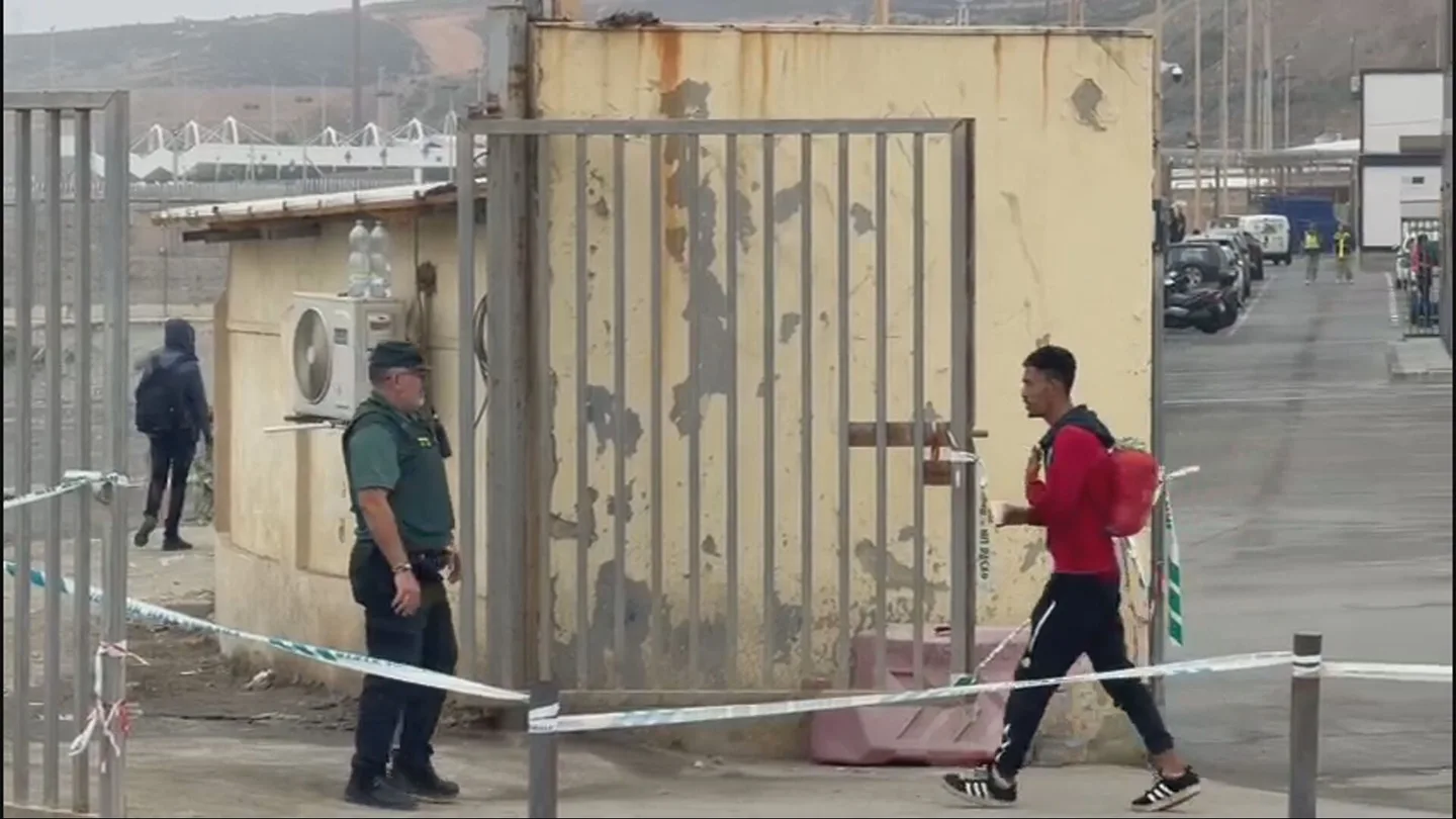 Un hombre se dirige a la frontera entre Ceuta y Marruecos Un hombre se dirige a la frontera entre Ceuta y Marruecos
