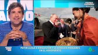 Vladimir Putin llegaba a la ceremonia de inauguraci&oacute;n de los Juegos N&oacute;madas Mundiales de Kirguist&aacute;n y protagonizaba un curioso momento en el aeropuerto: &iquest;se come o no los dulces que le ofrecen? El 'VAR' de Zapeando da su veredicto.
