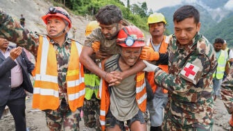 Unos soldados rescatan con vida a un trabajador de un t&uacute;nel en el distrito nepal&iacute; de Rasuwa, el viernes 4 de septiembre de 2026, tras las riadas.