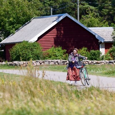 Mujer en bicicleta en Kihnu
