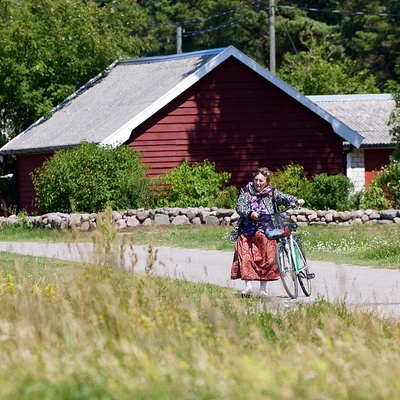 Mujer en bicicleta en Kihnu