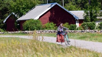 Mujer en bicicleta en Kihnu