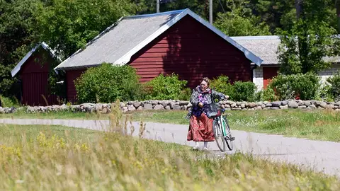 Mujer en bicicleta en Kihnu Mujer en bicicleta en Kihnu