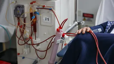 Un paciente en una clínica de diálisis Un paciente en una clínica de diálisis