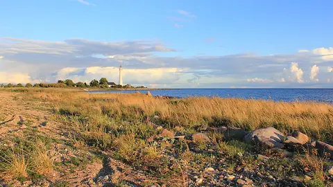 Panorámica costera de Kihnu con el faro al fondo Panorámica costera de Kihnu con el faro al fondo