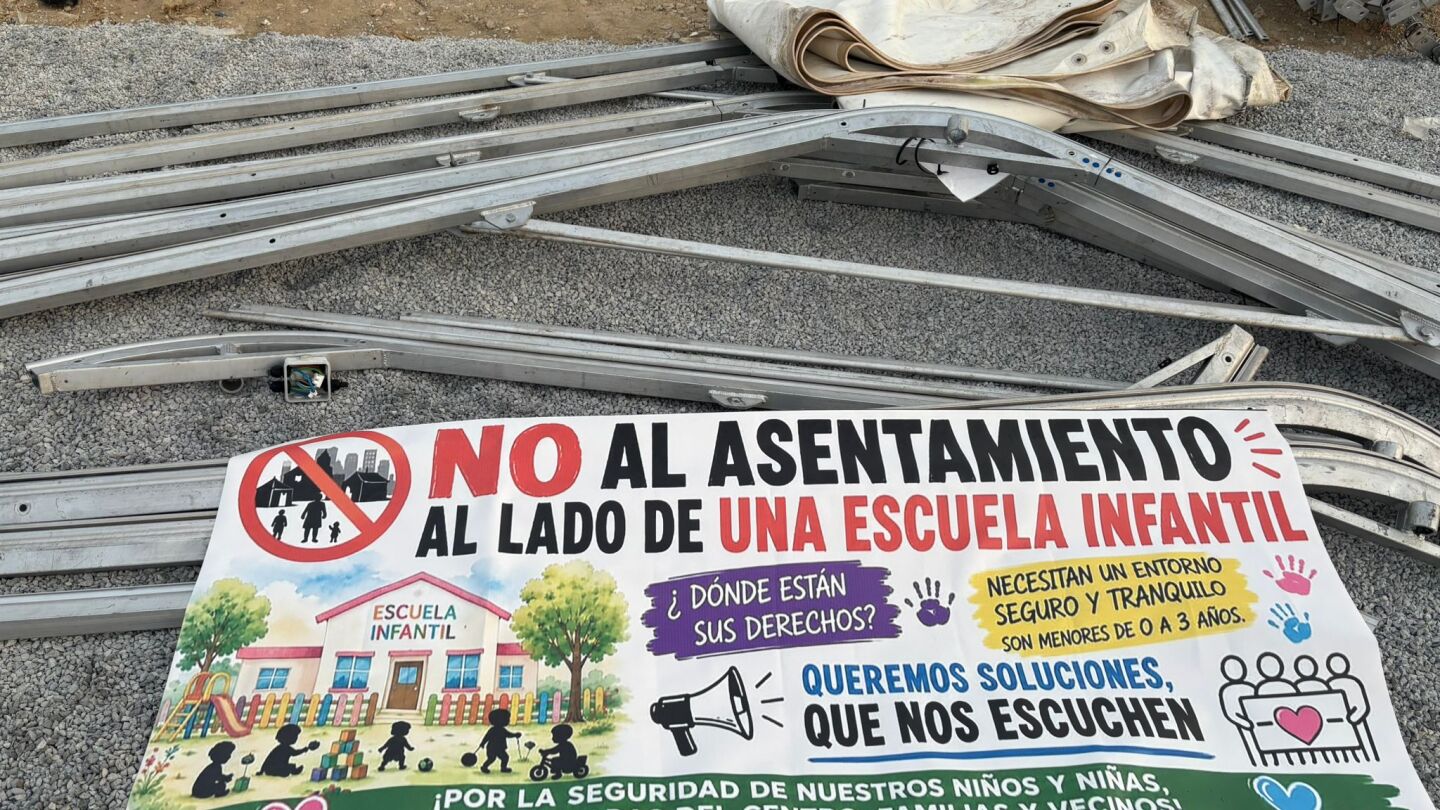Cartel de protesta de los vecinos ceutíes contra el asentamiento cercano a una escuela infantil