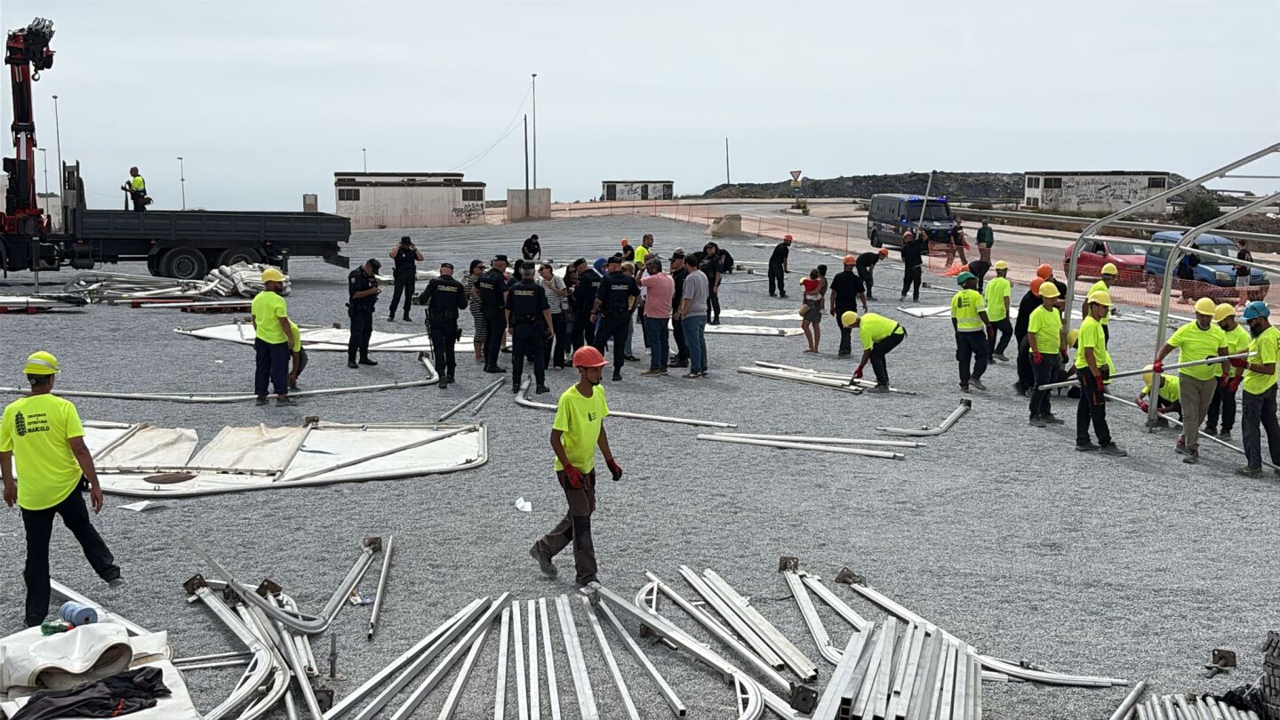 Varios vecinos frenan los trabajos de la excavadora para habilitar un asentamiento frente a una escuela infantil en Ceuta