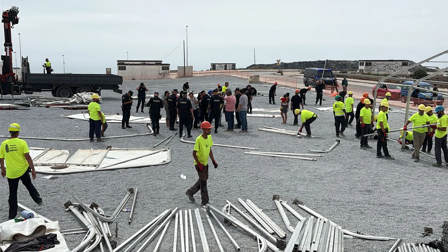 Varios vecinos frenan los trabajos de la excavadora para habilitar un asentamiento frente a una escuela infantil en Ceuta Varios vecinos frenan los trabajos de la excavadora para habilitar un asentamiento frente a una escuela infantil en Ceuta